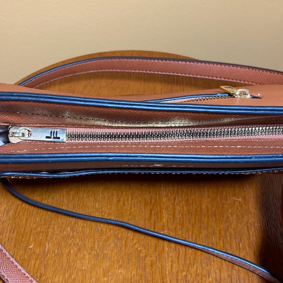 London Fog Tan Crossbody Bag - Picture 4 of 10